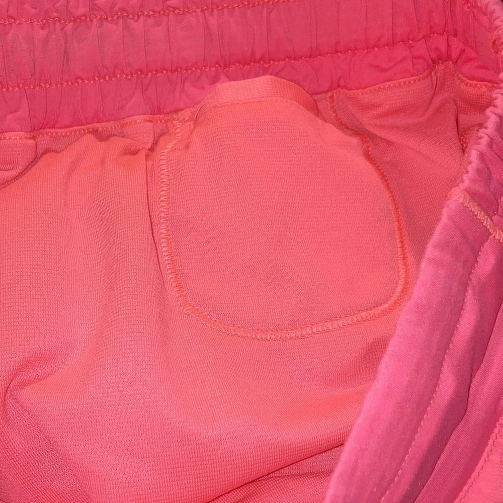 Lululemon Hotty Hot Short 2”  Flash Light Size 6 - Picture 13 of 15